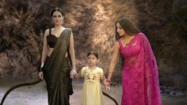 Adhe Kangal S01E317 Pratima, Mohini Escape Full Episode