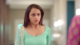 Adhe Kangal S01E54 Piya Accidentally Meets Mohini Full Episode