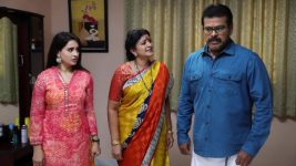 Avalum Naanum S01E122 Sathyamurthy and Gayathri at Odds Full Episode