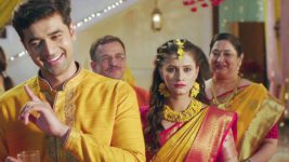 Lagnachi Bedi S01E23 Raghav Bumps into Madhurani Full Episode