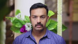 Nenjam Marapathillai S01E24 Vikram Sees Sathya! Full Episode