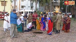 Deivam Thandha Veedu S14E06 Help pours in for Priya Full Episode
