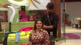 Bigg Boss Marathi S04 E94 Kiran flirts with Rakhi