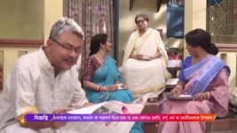 Sohag Chand S01 E123 Banerjee family out on boat ride in Varanasi ghat.