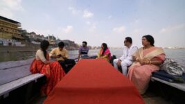 Sohag Chand S01 E123 Banerjee family out on boat ride in Varanasi ghat.