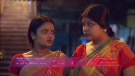 Sohag Chand S01 E214 Chand falls from the van.