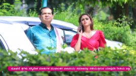 Lakshana S01 E563 Shwetha caught in a scam