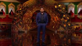 Bigg Boss (Colors tv) S17 E77 Salman hue gussa!