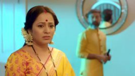 Adhe Kangal S01E335 Chaithali in a Fix Full Episode