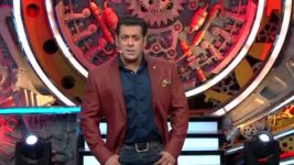 Bigg Boss (Colors tv) S11 E98 Rani Mukherji schools Salman