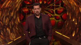 Bigg Boss (Colors tv) S17 E71 Chota Bhaijaan Bana Santa