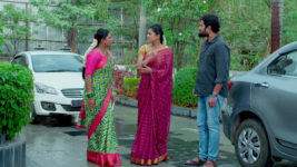 Kumkuma Puvvu (Maa Tv) S08 E2034 Arun, Amrutha are Puzzled