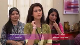 Ram Krishnaa S01 E433 Ram hands tape to Priyanka