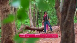 Do Dil Ek Jaan S03 E01 Raghu looks for a doctor