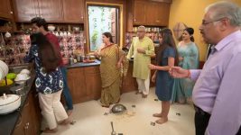 Aai Aani Baba Retire Hot Aahet S01 E40 Shubhangi Treats Sweety's Hand