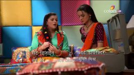 Rangrasiya S01 E33 Rudra helps Parvati in the Kitchen