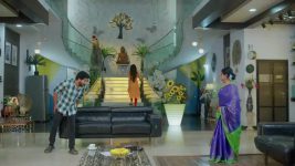 Karthika Deepam S02 E459 Swapna, Kaveri in Rage
