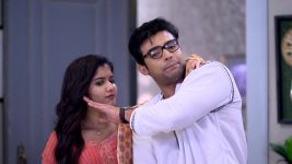 Pratigga S01 E120 Abhimanyu Senses Pori